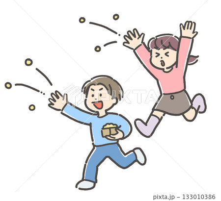 節分の豆まきをする男の子と女の子 133010386