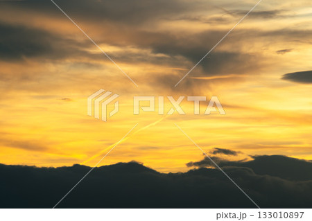 まだらに広がる夕焼け雲　a-2-3 フィルム調 133010897