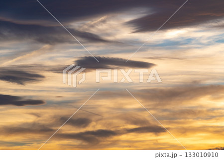 まだらに広がる夕焼け雲 d-1-1 寒色 まだらに広がる夕焼け雲 d-1-1 寒色 133010910