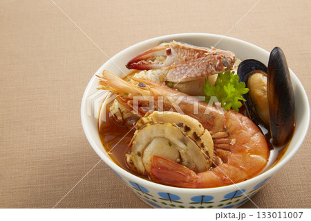 ブイヤベース_南フランス、マルセイユ発祥の伝統的な魚介類の煮込み料理 133011007