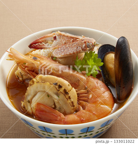 ブイヤベース_南フランス、マルセイユ発祥の伝統的な魚介類の煮込み料理 ブイヤベース_南フランス、マルセイユ発祥の伝統的な魚介類の煮込み料理 133011022
