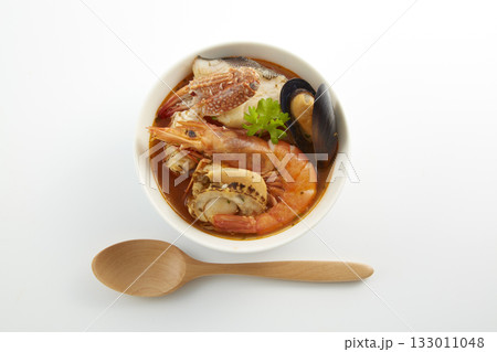 ブイヤベース_南フランス、マルセイユ発祥の伝統的な魚介類の煮込み料理 ブイヤベース_南フランス、マルセイユ発祥の伝統的な魚介類の煮込み料理 133011048