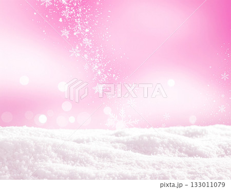 フレッシュな雪原と降雪の幻想的な光、キラキラ光る冬のイメージ。美容や装飾品などの広告に最適な背景 133011079
