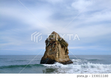 ロマンチック茨城（先の地震津波に削られて剝げてしまった二つ島、力強く立ち残る。）北茨城市「二つ島」 133011180