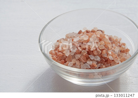 ガラスの器に入れたピンク岩塩 133011247