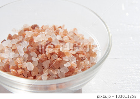 ガラスの器に入れたピンク岩塩 133011258