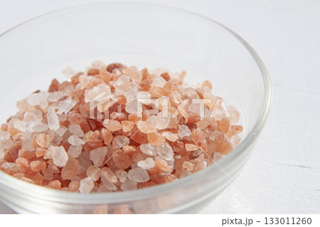 ガラスの器に入れたピンク岩塩 ガラスの器に入れたピンク岩塩 133011260