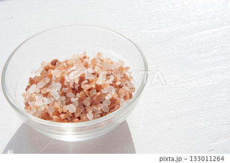 ガラスの器に入れたピンク岩塩 ガラスの器に入れたピンク岩塩 133011264