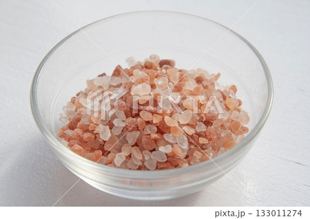 ガラスの器に入れたピンク岩塩 133011274
