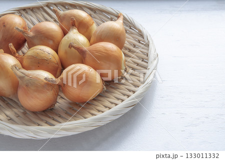 冬の窓辺で乾燥させる小たまねぎ 133011332