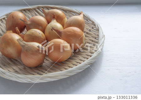 冬の窓辺で乾燥させる小たまねぎ 133011336