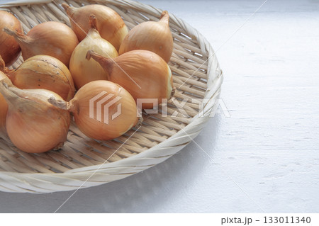 冬の窓辺で乾燥させる小たまねぎ 133011340