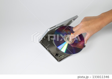 CDプレーヤーにディスクを入れる様子 133011346