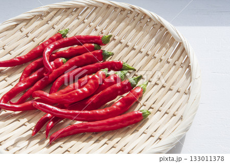 冬の窓辺で乾燥する唐辛子 133011378