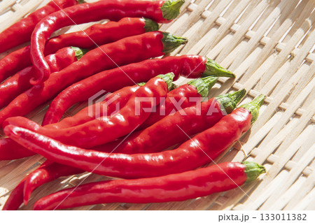 冬の窓辺で乾燥する唐辛子 冬の窓辺で乾燥する唐辛子 133011382