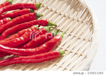 冬の窓辺で乾燥する唐辛子 133011383