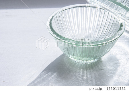 窓辺のガラス容器 133011581