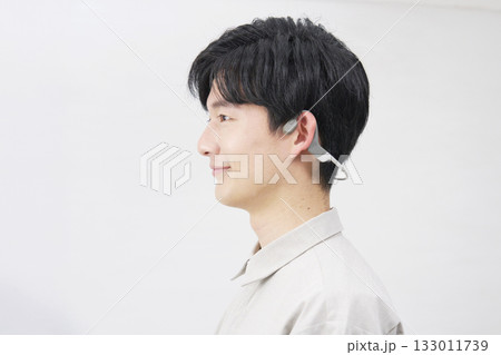 男性　骨伝導イヤホン　20代　白背景 133011739