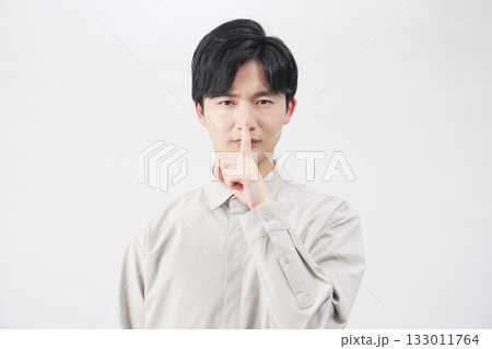 男性 20代 秘密のポーズ 白背景 男性 20代 秘密のポーズ 白背景 133011764
