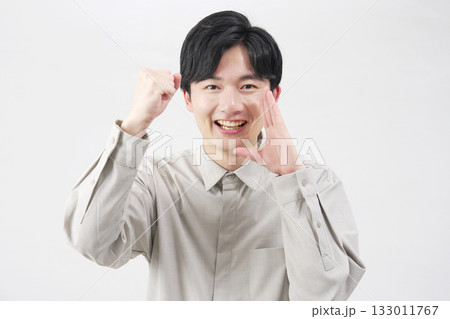 男性　20代　応援　白背景 133011767