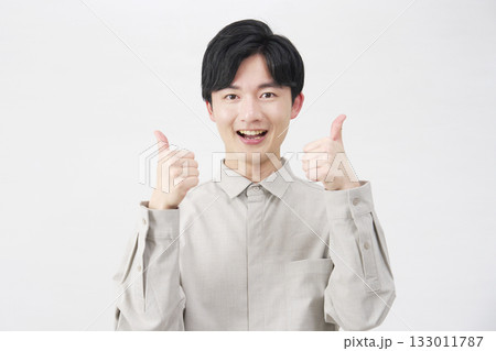 男性 20代 グッドサイン 白背景 男性 20代 グッドサイン 白背景 133011787