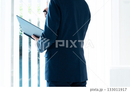 外を見るビジネスマン 外を見るビジネスマン 133011917