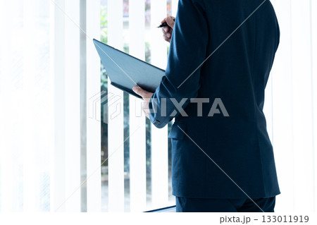 外を見るビジネスマン 133011919