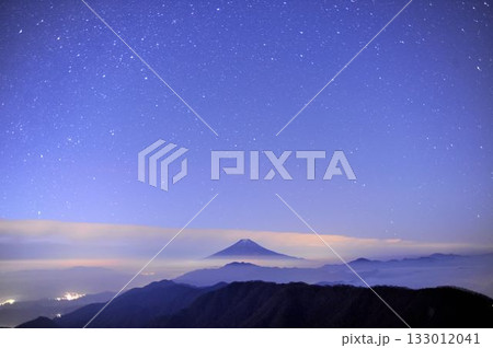 山梨県大月市の白谷ノ丸より大月市の光と空の星の向こうに富士山 133012041