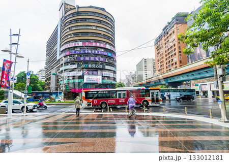 台湾　台北市　忠孝復興駅前風景 133012181