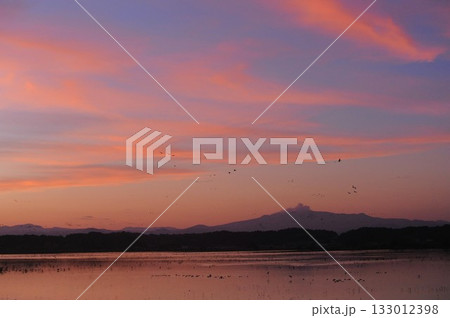 夕景　赤く染まる雲 133012398