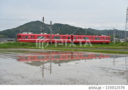 名鉄広見線 6000系電車6011編成白帯 御嵩の水鏡を行く 名鉄広見線 6000系電車6011編成白帯 御嵩の水鏡を行く 133012576