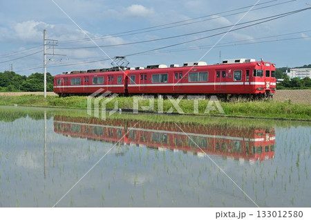 水鏡に映る白帯 名鉄広見線 6000系電車6011編成 水鏡に映る白帯 名鉄広見線 6000系電車6011編成 133012580