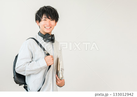 教科書,本を持つ学生,大学生の男性（進学,受験,キャンパスライフ） 133012942