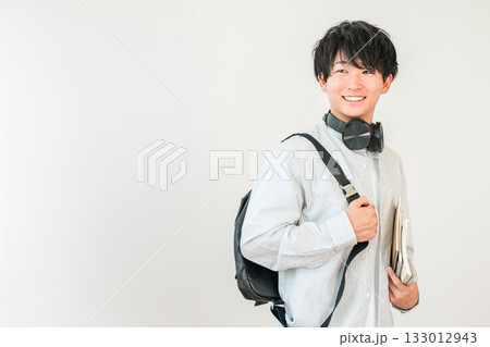 教科書,本を持つ学生,大学生の男性（進学,受験,キャンパスライフ） 133012943