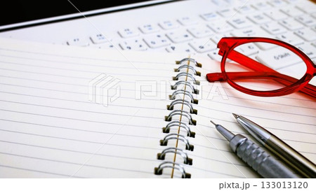 教育イメージ 赤いメガネと筆記用具 コピースペース 16:9 教育イメージ 赤いメガネと筆記用具 コピースペース 16:9 133013120