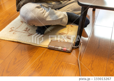 電気カーペットの上であぐらを掻いてくつろぐ男性 電気カーペットの上であぐらを掻いてくつろぐ男性 133013267