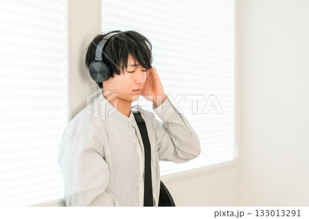 ヘッドフォンで音楽を聴く若いアジア人男性（ミュージック,サブスク,リラックス） 133013291