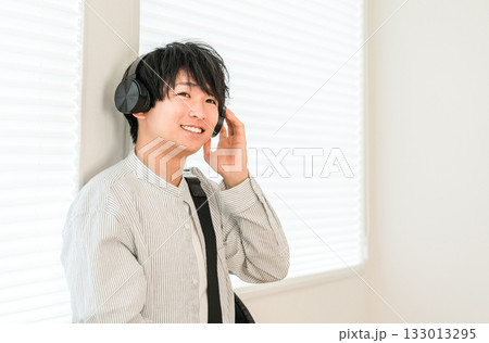 ヘッドフォンで音楽を聴く若いアジア人男性(ミュージック,サブスク,リラックス) ヘッドフォンで音楽を聴く若いアジア人男性(ミュージック,サブスク,リラックス) 133013295