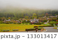 霧のかかった秋の茅葺の里 133013417