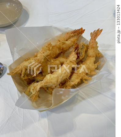 crispy breaded prawns or ebi furai. Selective focus Ebi Furai (Japanese breaded and deep fried shrimp) accompanied with a lemon wedge, and shredded cabbage. Look like noised with japanese breaded. crispy breaded prawns or ebi furai. Selective focus Ebi Furai (Japanese breaded and deep fried shrimp) accompanied with a lemon wedge, and shredded cabbage. Look like noised with japanese breaded. 133013424