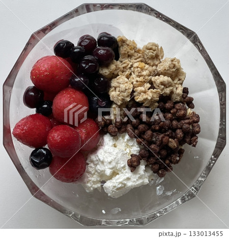 A bowl of yogurt with oats and fresh fruits offers a healthy and delicious combination, perfect for breakfast or a snack. The creamy yogurt blends with crunchy oats and the sweetness of fruits A bowl of yogurt with oats and fresh fruits offers a healthy and delicious combination, perfect for breakfast or a snack. The creamy yogurt blends with crunchy oats and the sweetness of fruits 133013455