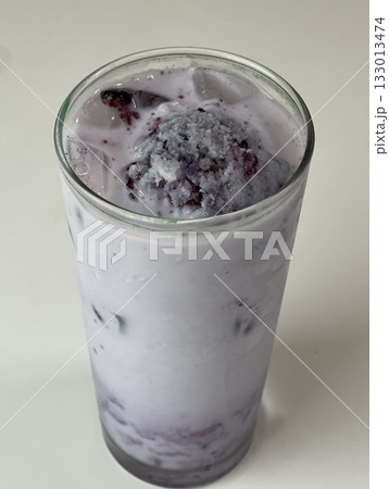 Sweet and vibrant blueberry latte (블루베리라떼) with rich blueberry puree and creamy milk, offering a perfect mix of fruity tartness and smooth sweetness in every colorful, refreshing sip. 133013474
