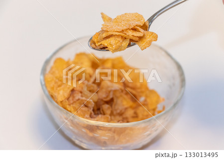 コーンフレークをスプーンですくう 133013495