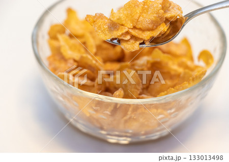 スプーンですくったコーンフレーク 133013498