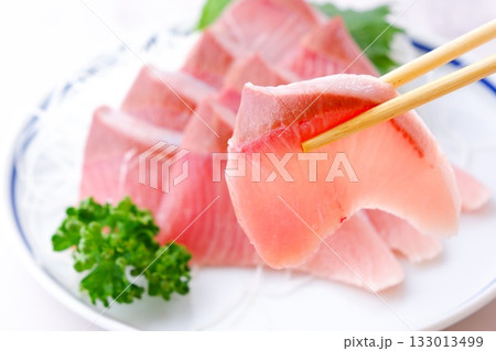 ブリの刺身 - よく脂がのっておいしそうな、天然ブリのお刺身 133013499