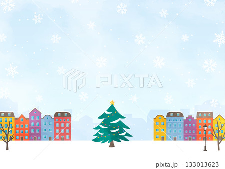 雪が降るクリスマスの街並み 133013623