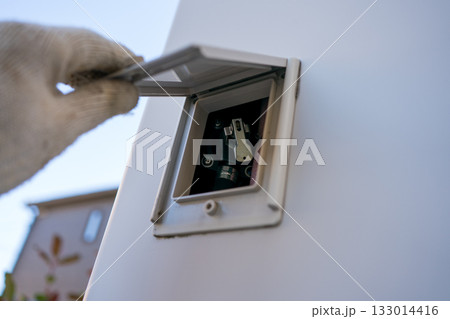 エコキュート貯湯タンクの点検口のふたを開く 133014416