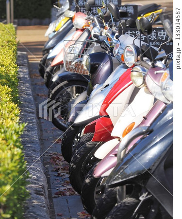 商業施設のお客様専用駐車場に駐輪しているたくさんのスクーター 133014587