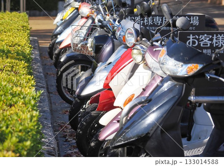 商業施設のお客様専用駐車場に駐輪しているたくさんのスクーター 133014588