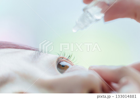目薬をさす女性の目元 133014881